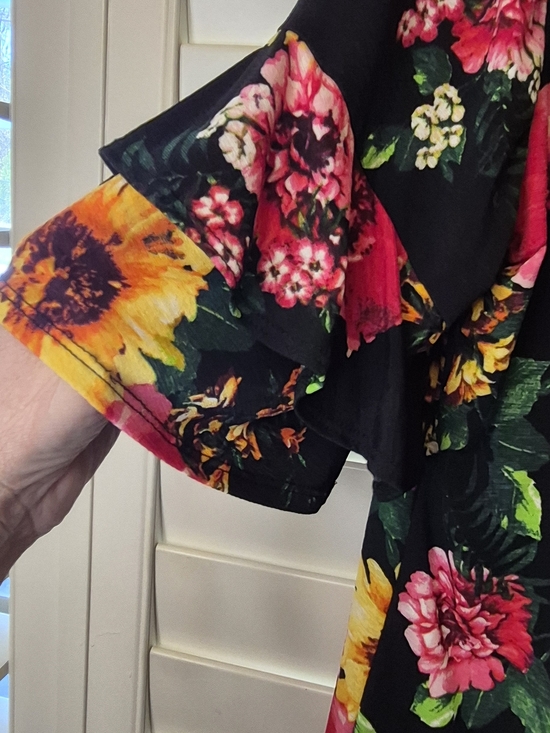 Lime N Chili Floral Black Ruffle Short Sleeve Top Sz Large - Picture 4 of 4